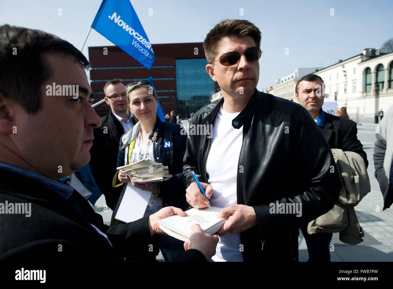 Wroclaw, Pologne. 06Th avr, 2016. Ryszard Petru, chef de Nowoczesna (moderne) parti politique donne un manuscrit sur l'exemplaire de la Constitution polonaise comme des milliers d'appuyer le Comité pour la défense de la démocratie (KOD) se sont réunis à Wroclaw, l'ouest de la Pologne le 3 avril 2016 pour protester contre le gouvernement polonais. Credit : Marcin Rozpedowski/Alamy Live News Banque D'Images