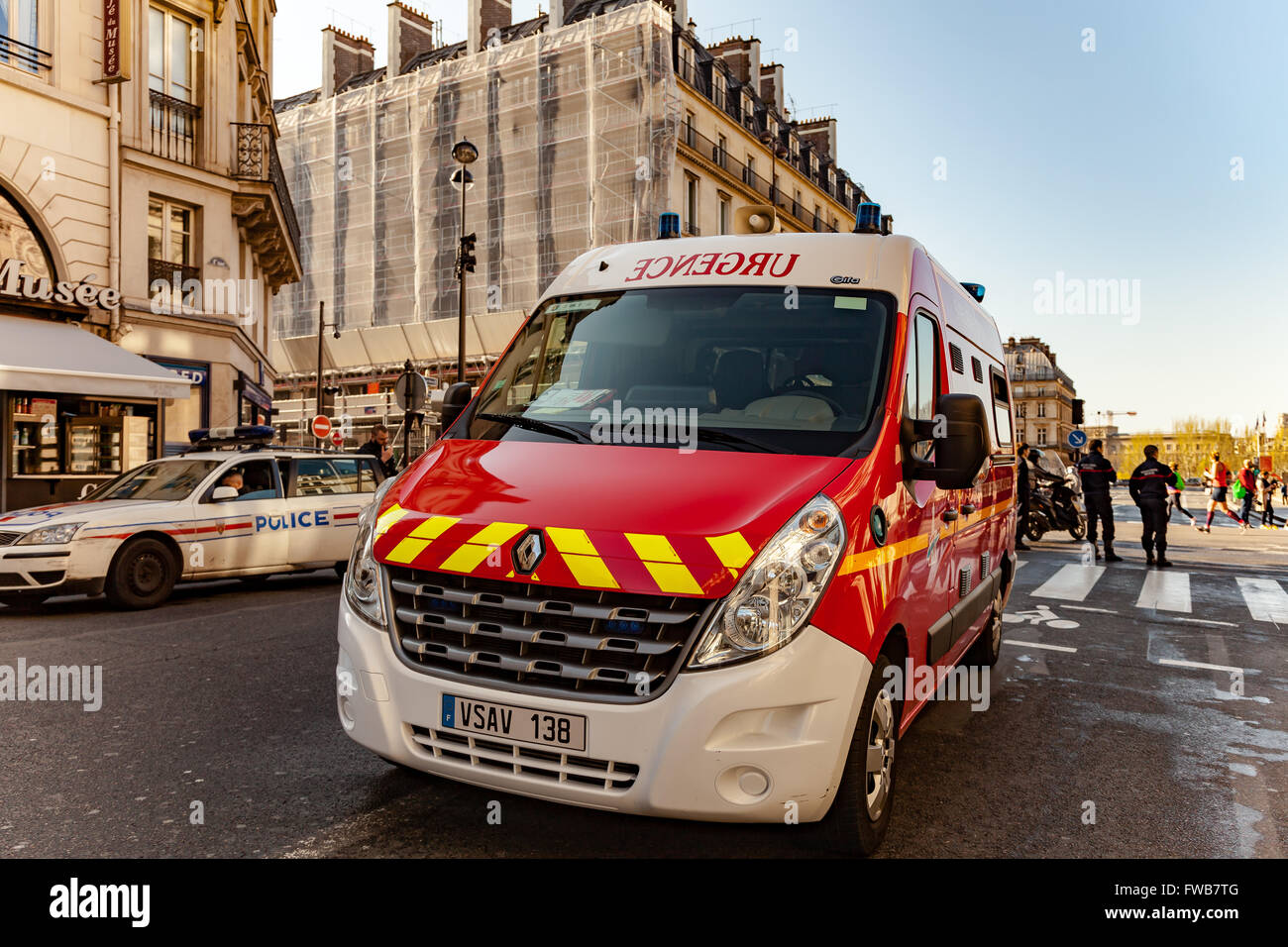 Paris, France. 3 avril, 2016. Les véhicules d'urgence près des gens courir pendant l'événement Marathon de Paris 2016. Crédit : Guillaume Louyot/Alamy Live News Banque D'Images