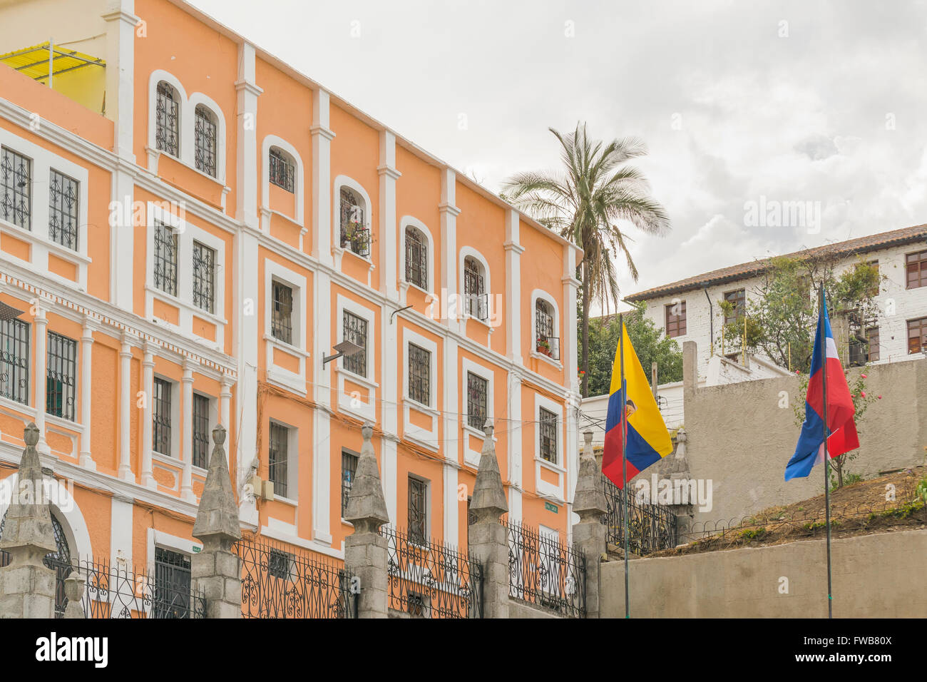 Low angle view of colonial et bâtiments de style classique au centre historique de Quito en Équateur. Banque D'Images