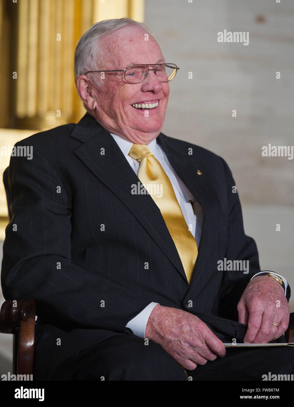 L'astronaute d'Apollo 11 Neil Armstrong, le premier homme à marcher sur la Lune, rit à la remarque faite au cours d'une cérémonie en l'honneur de la médaille d'or du Congrès les astronautes Buzz Aldrin, Michael Collins, John Glenn et Armstrong dans la rotonde au Capitole le 16 novembre 2011 à Washington, DC. Banque D'Images