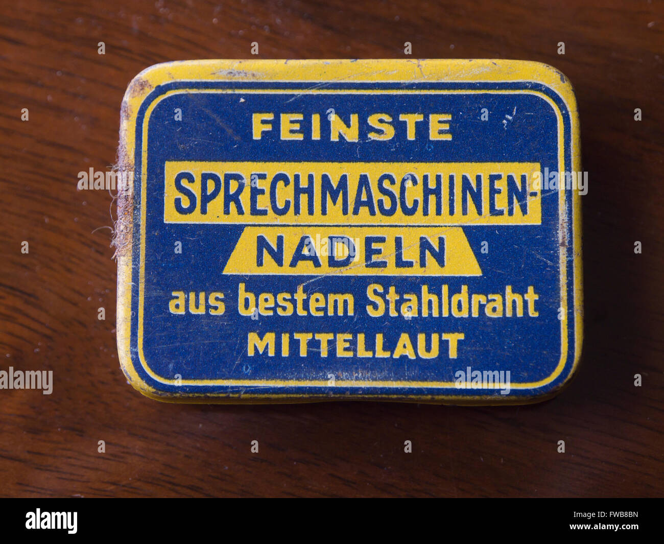 Dusty Vintage gramophone boîte pour aiguilles en bleu et jaune avec texte allemand Banque D'Images