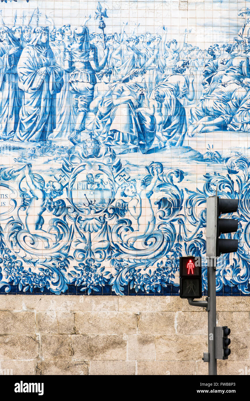 Azulejos traditionnels carreaux peints à la main sur le mur extérieur de l'église Igreja dos Carmelitas à Porto, Portugal Banque D'Images