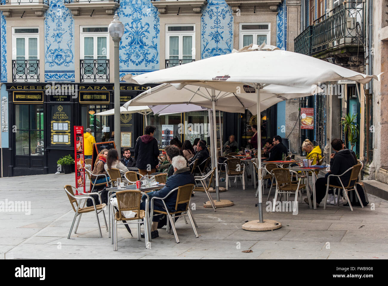 Café en plein air sur une place du quartier de Ribeira, à Porto, Portugal Banque D'Images