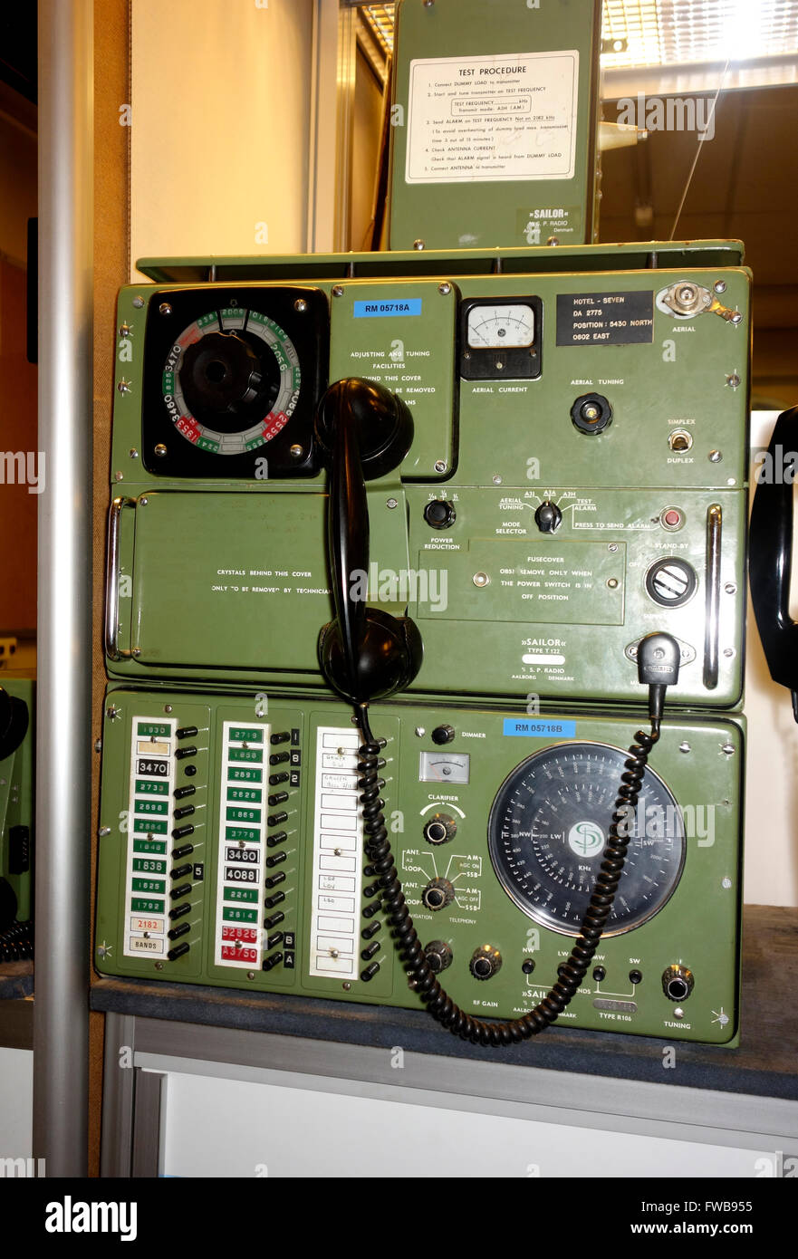 Début des années 1970 Les radios maritimes es 'Sailor R106' et 'Sailor Radio T122' (en haut) Radio Marine Radio SP Vtg Danemark Aalborg Banque D'Images
