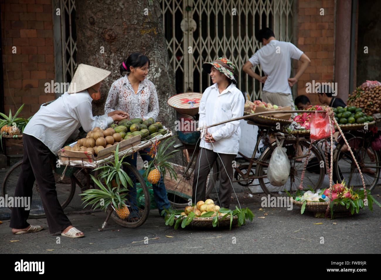 Les vendeurs de rue local chat à Hanoi, Vietnam Banque D'Images