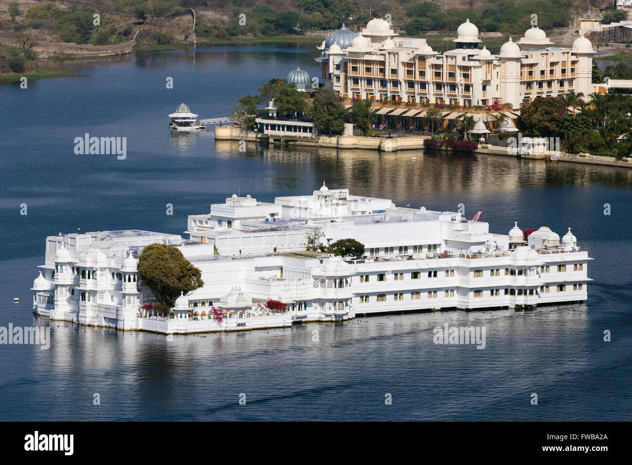 Taj Lake Palace vu du temple Karni Mata, Udaipur, Rajasthan, Inde Banque D'Images