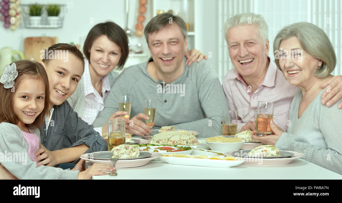 Famille à la table avec des plats savoureux Banque D'Images