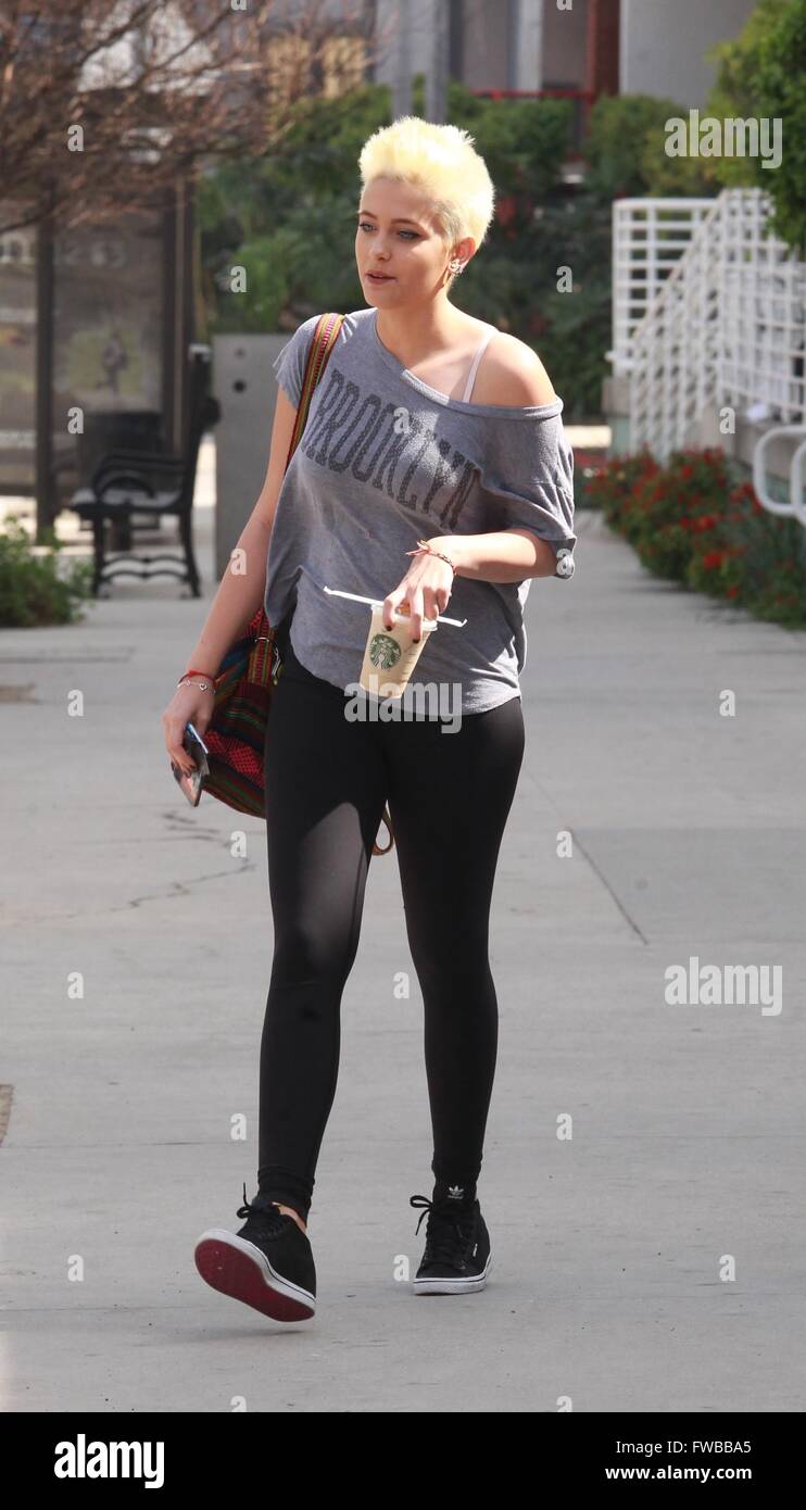 Paris Jackson a été repéré sur son téléphone portable et d'obtenir une boisson de Starbucks comprend : Paris Jackson Où : Studio City, California, United States Quand : 02 Mars 2016 Banque D'Images