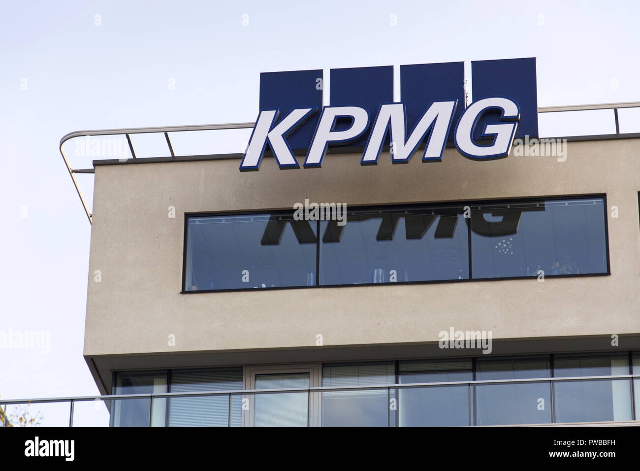 PRAGUE, RÉPUBLIQUE TCHÈQUE - 31 mars : société de services professionnels KPMG logo sur le bâtiment de l'administration centrale tchèque le 31 mars Banque D'Images