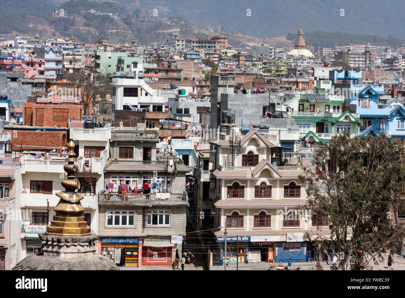 Bodhnath, au Népal. Stupa en arrière-plan, le logement urbain à l'avant. Banque D'Images