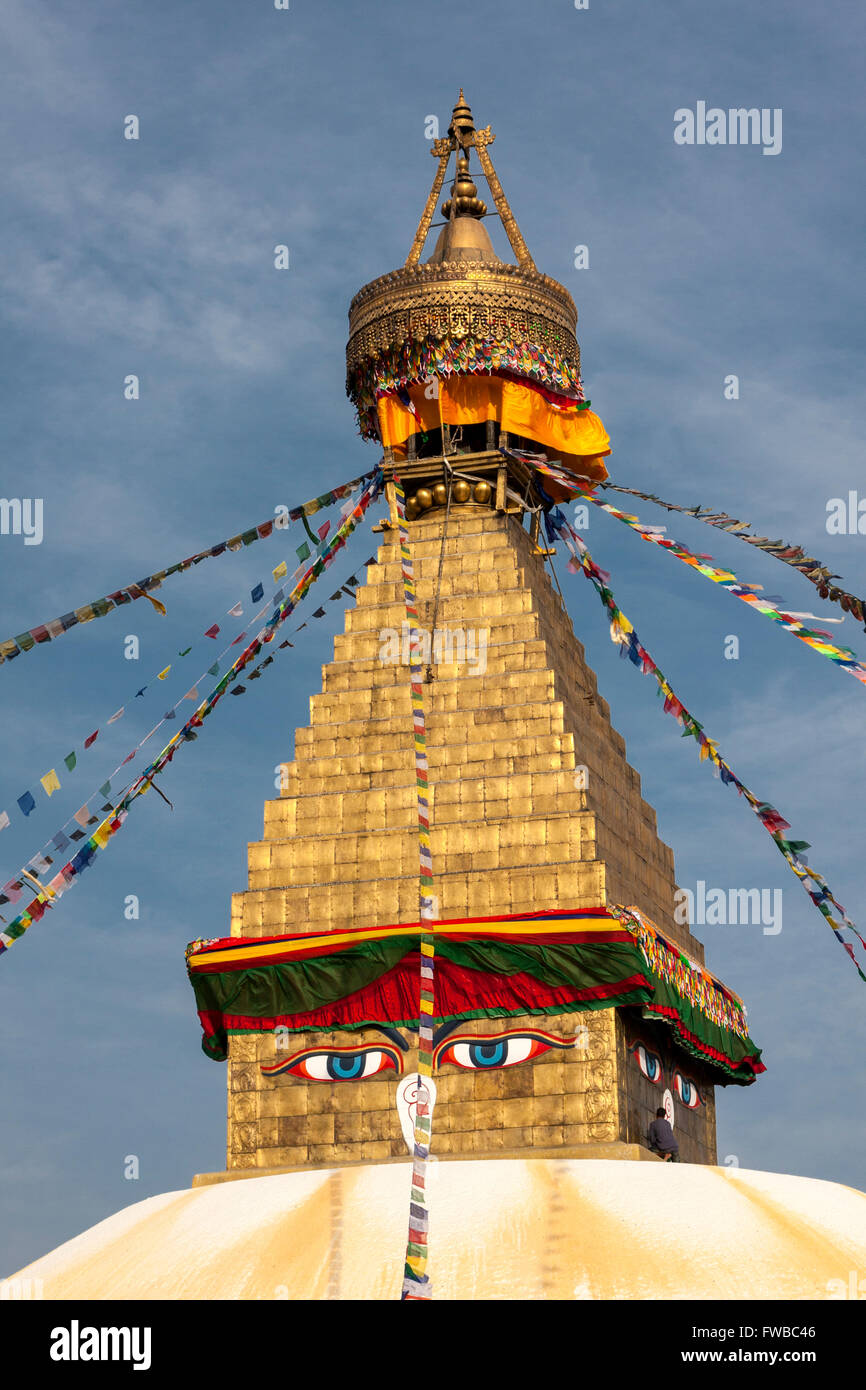 Bodhnath, au Népal. Les yeux de Bouddha All-Seeing contempler d'en haut du stupa de Bodhnath, un centre du bouddhisme tibétain. Banque D'Images