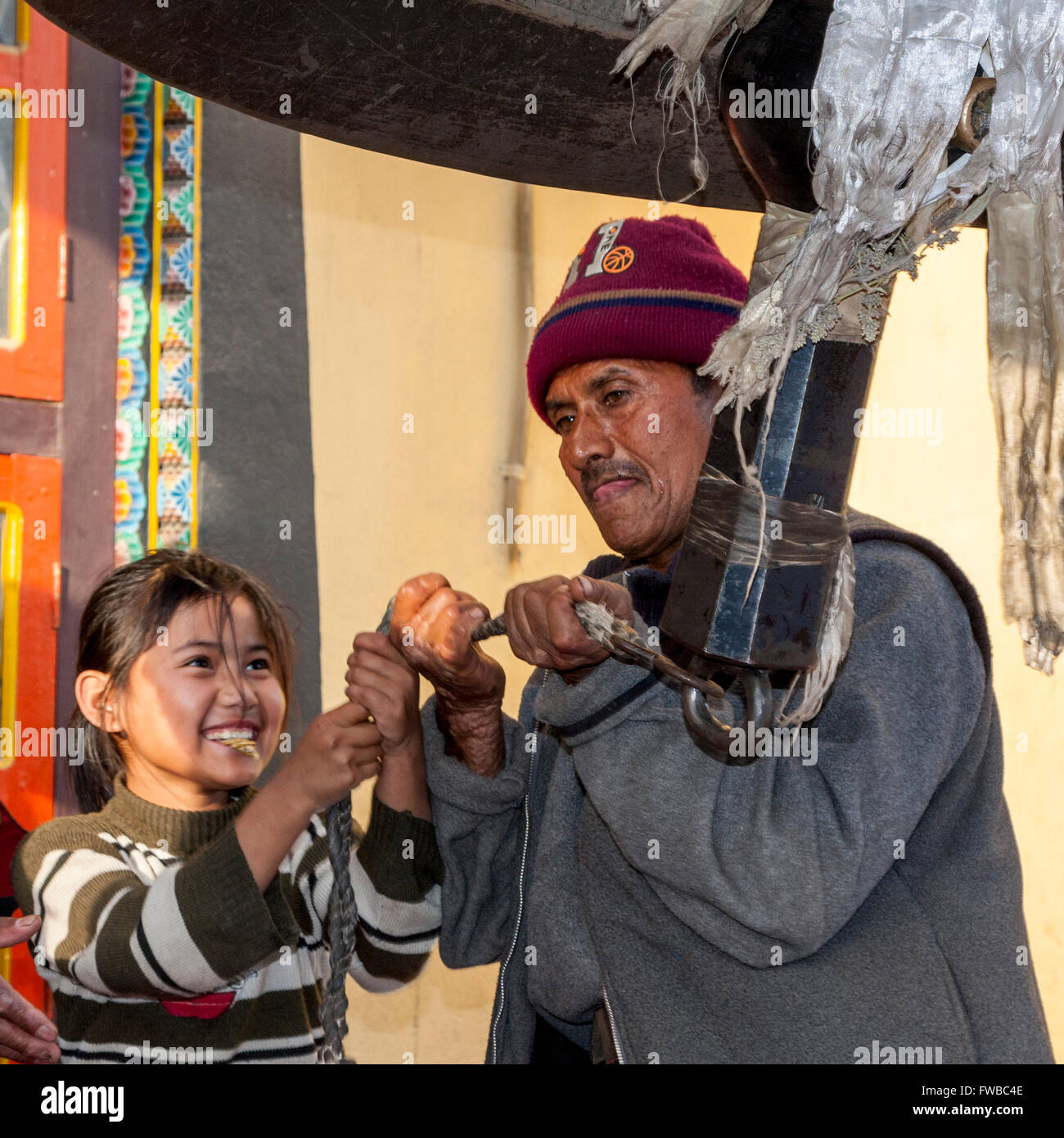 Bodhnath, au Népal. Bell géant sonnerie pour célébrer le Nouvel An tibétain. Banque D'Images