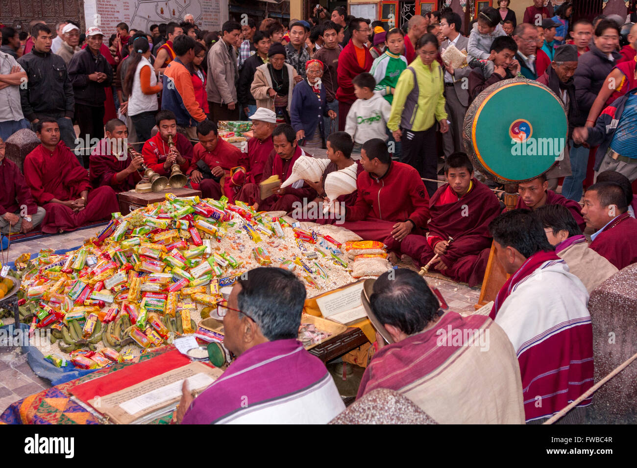 Bodhnath, au Népal. Moines bouddhistes tibétains entourent pile de cadeaux qui leur est donné sur le Nouvel An tibétain. Banque D'Images
