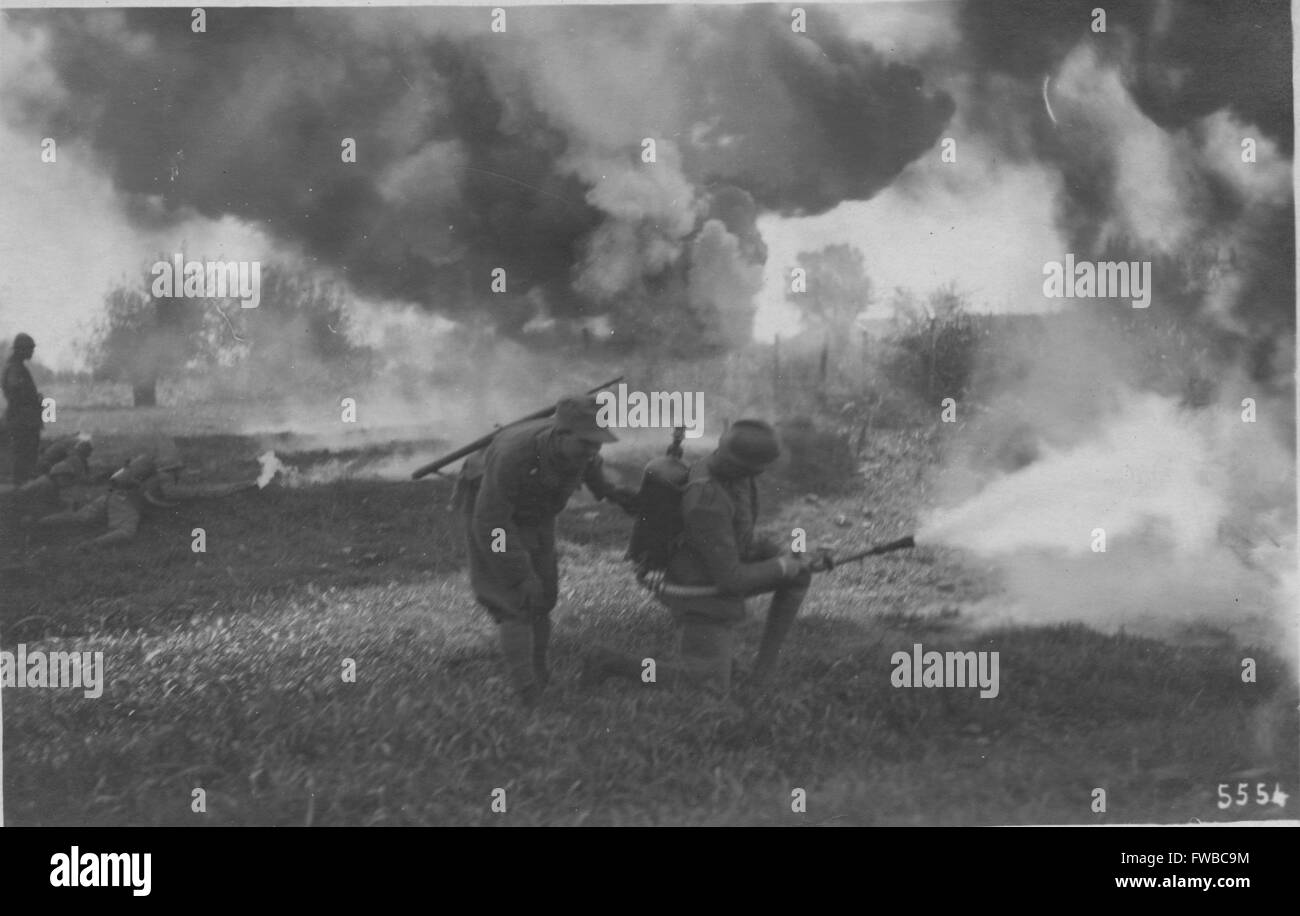La première guerre mondiale, l'infanterie italienne pratiquant avec lance-flammes vers 1916. Peut-être prises en France ou en Macédoine. Banque D'Images