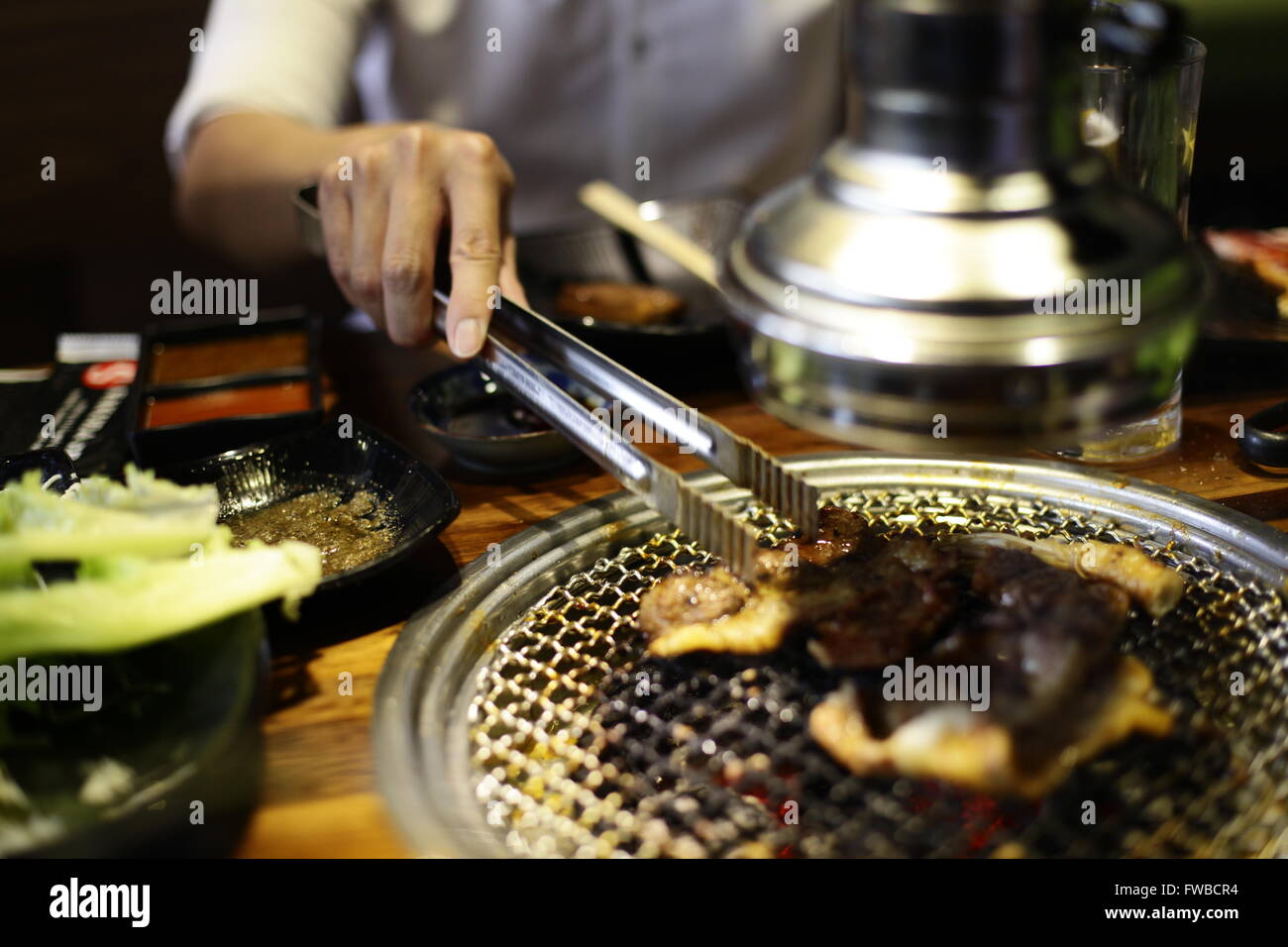 Tranche de boeuf cru pour le barbecue ou le style japonais yakiniku Banque D'Images