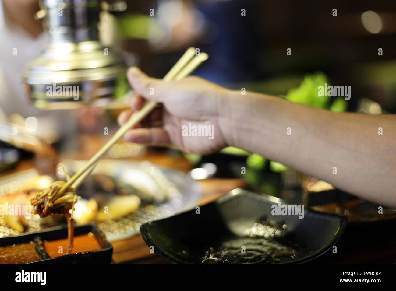 Tranche de boeuf cru pour le barbecue ou le style japonais yakiniku Banque D'Images