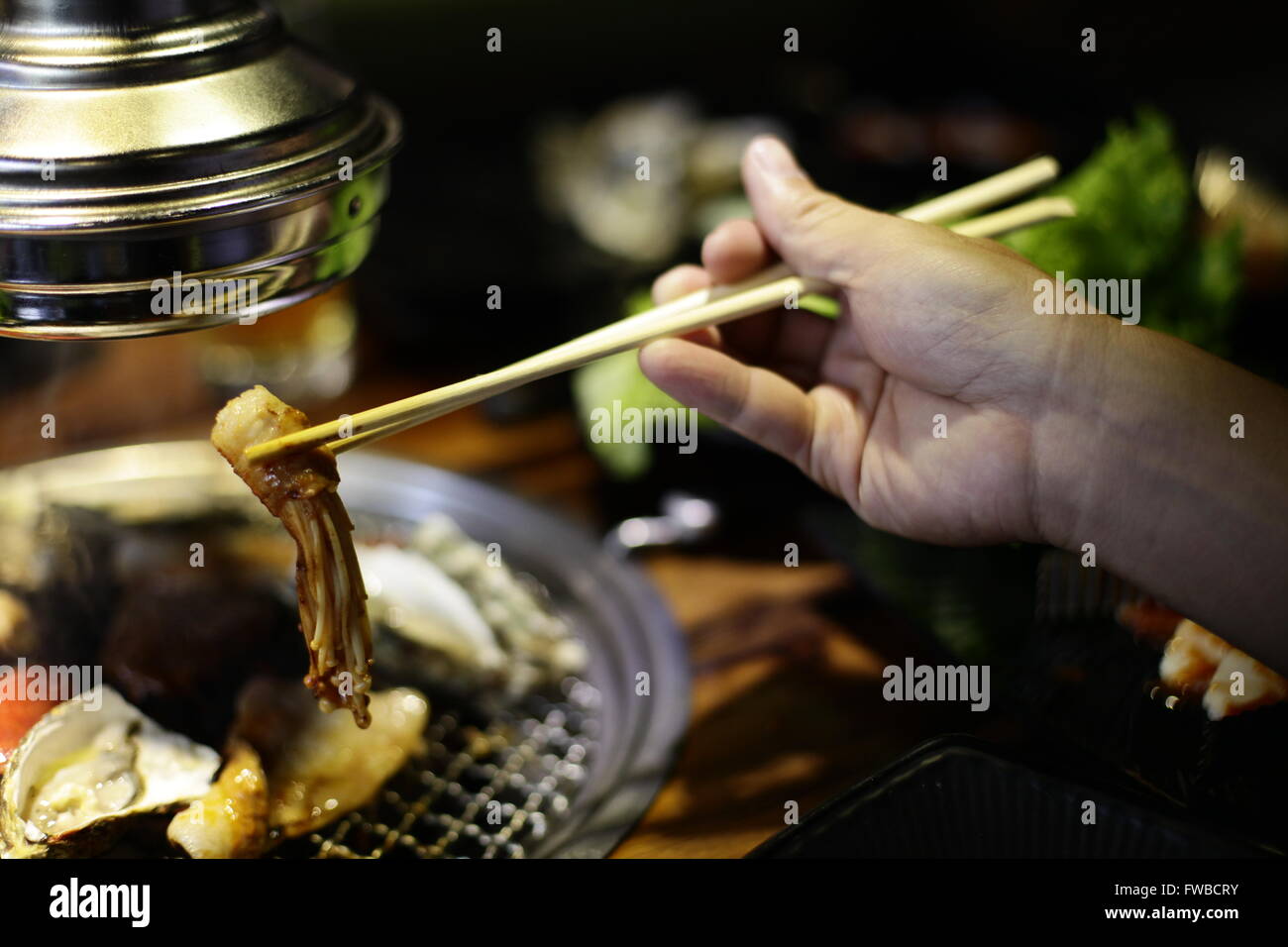 Tranche de boeuf cru pour le barbecue ou le style japonais yakiniku Banque D'Images
