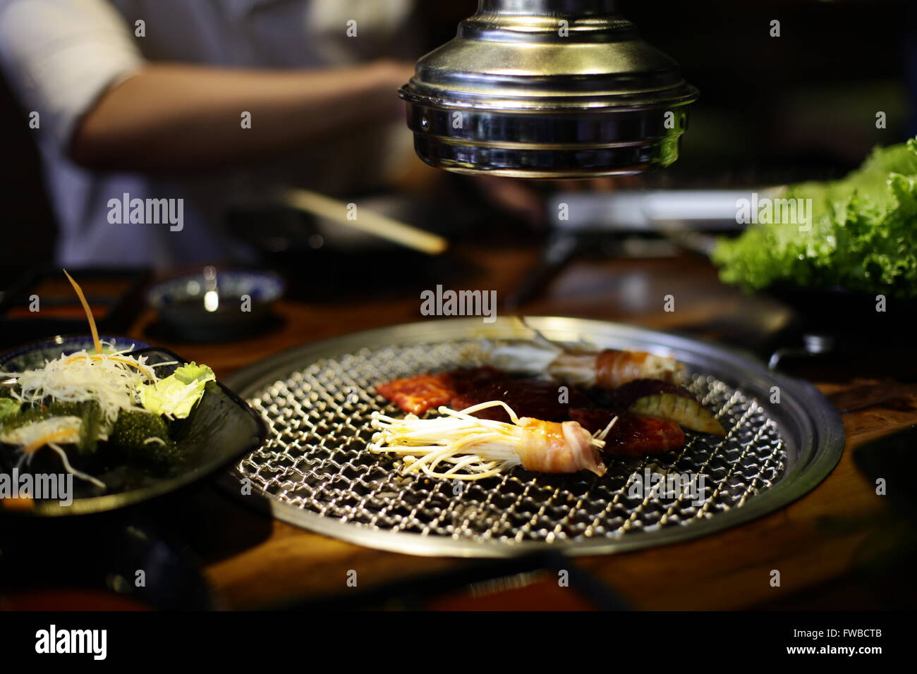 Tranche de boeuf cru pour le barbecue ou le style japonais yakiniku Banque D'Images