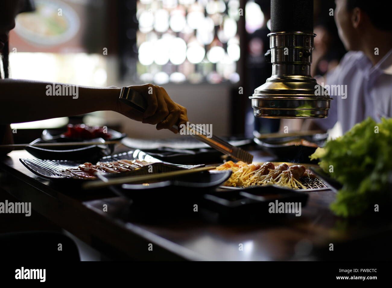 Tranche de boeuf cru pour le barbecue ou le style japonais yakiniku Banque D'Images