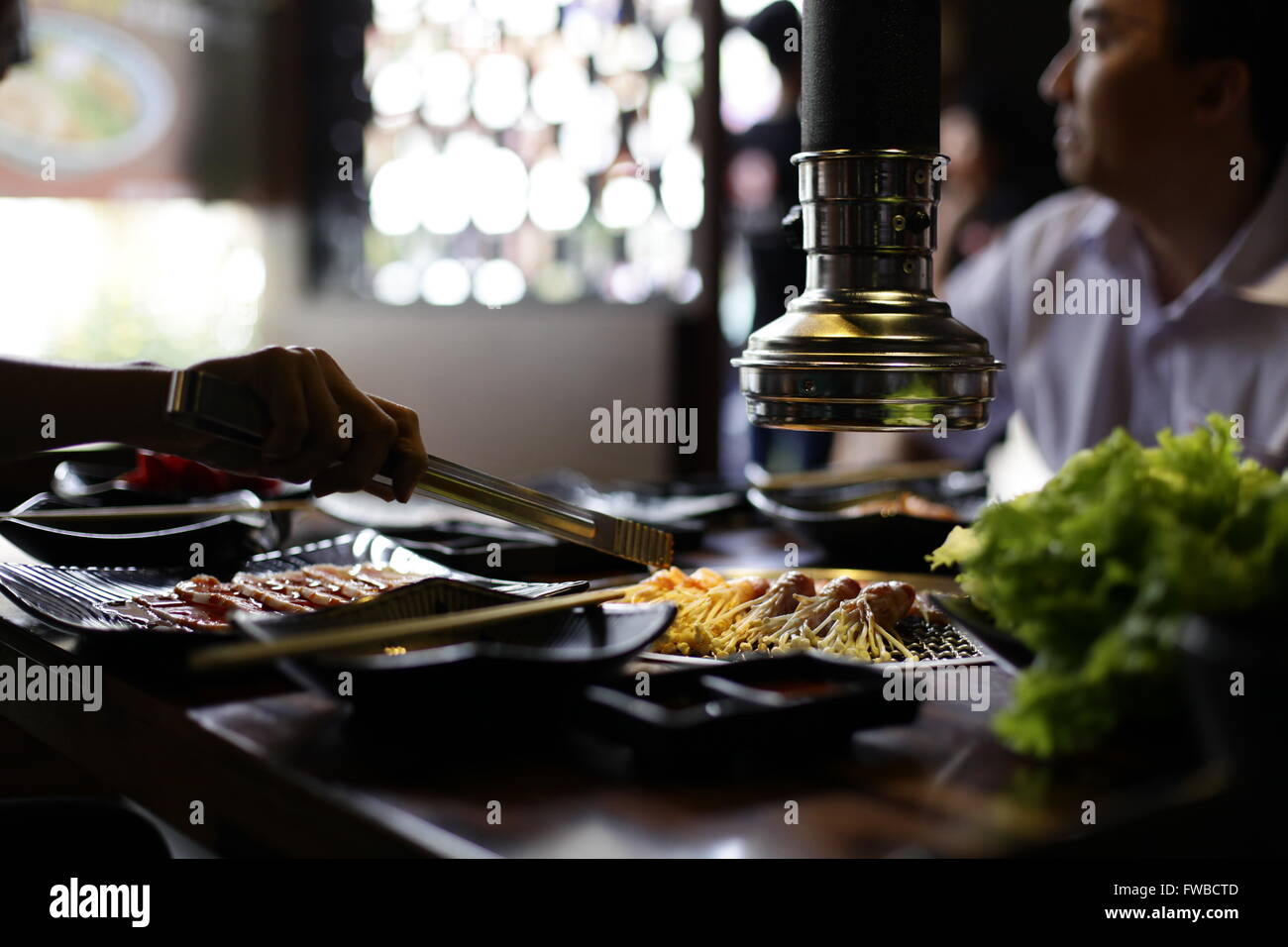 Tranche de boeuf cru pour le barbecue ou le style japonais yakiniku Banque D'Images