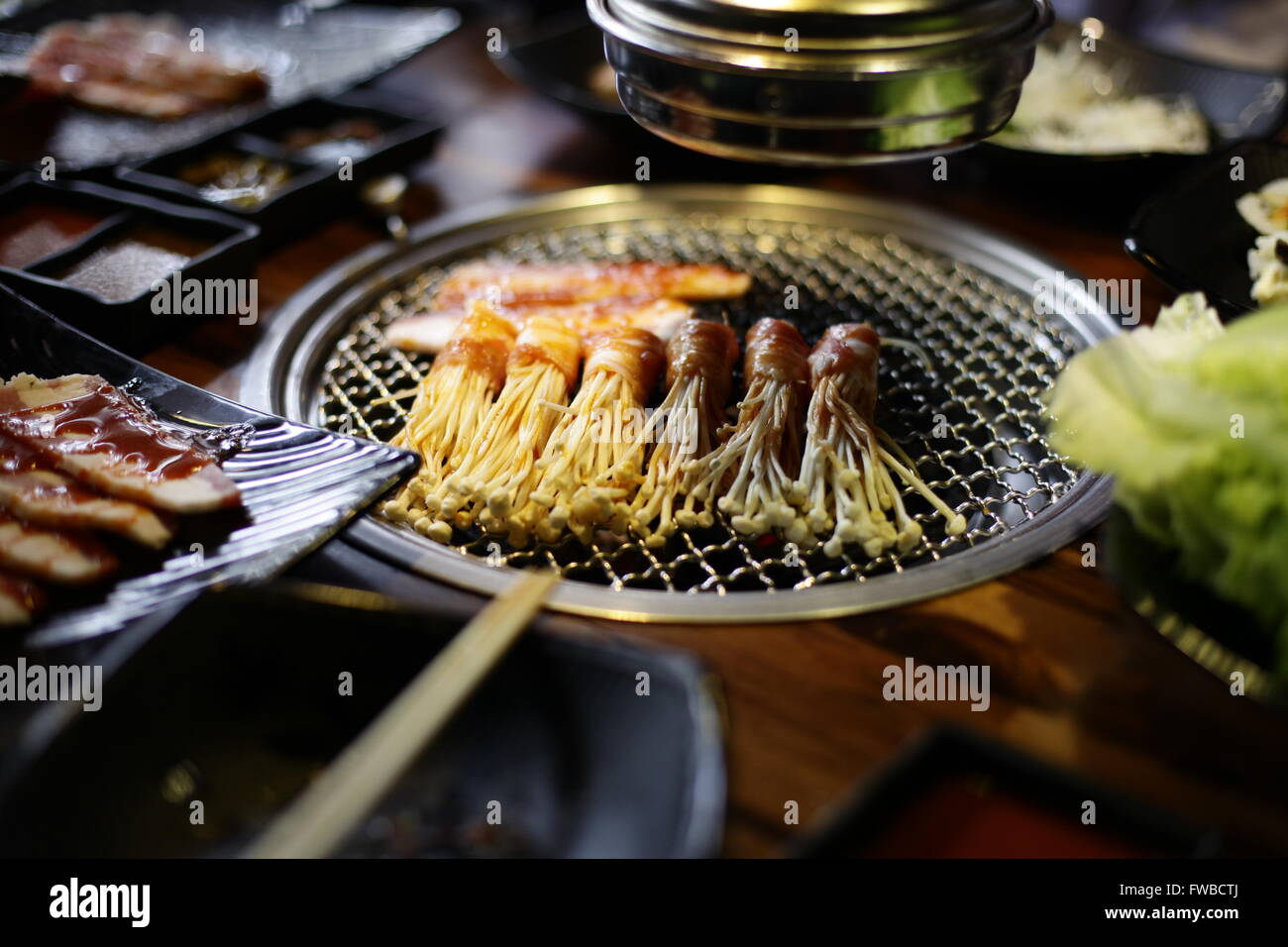 Tranche de boeuf cru pour le barbecue ou le style japonais yakiniku Banque D'Images