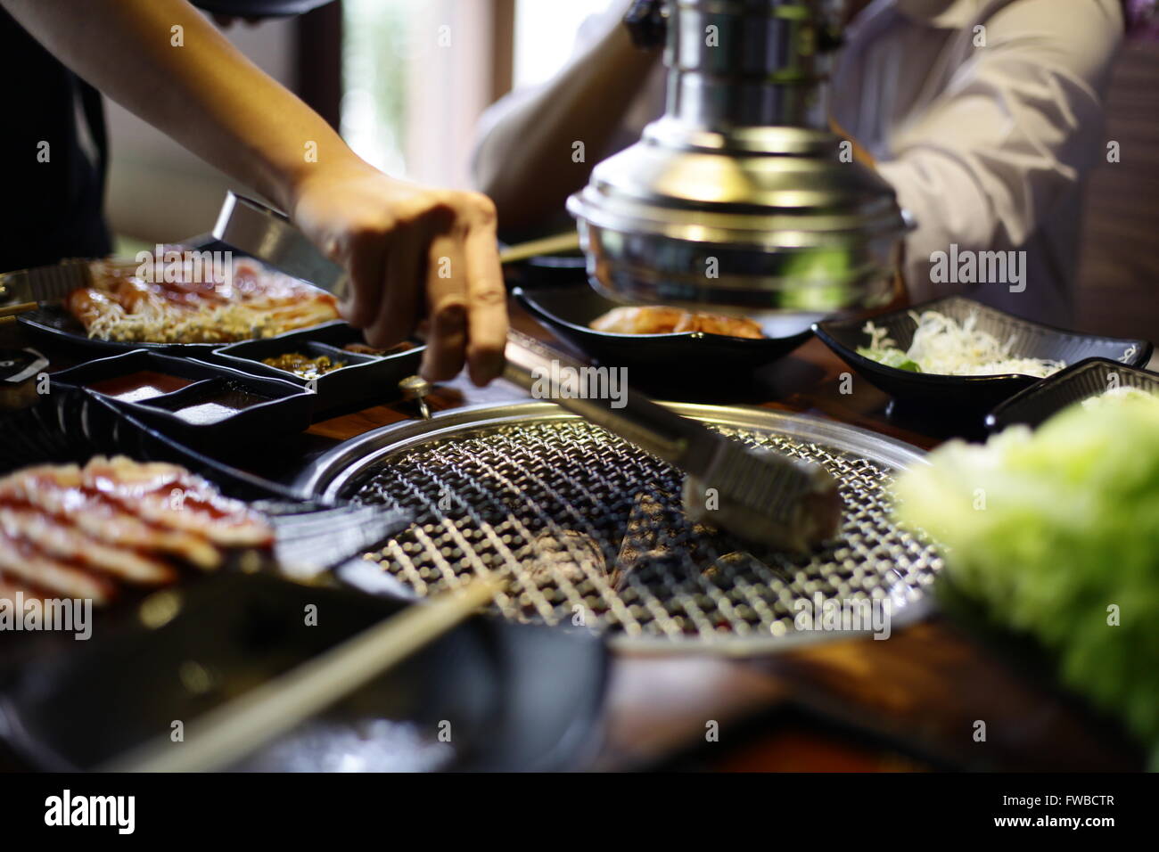 Tranche de boeuf cru pour le barbecue ou le style japonais yakiniku Banque D'Images