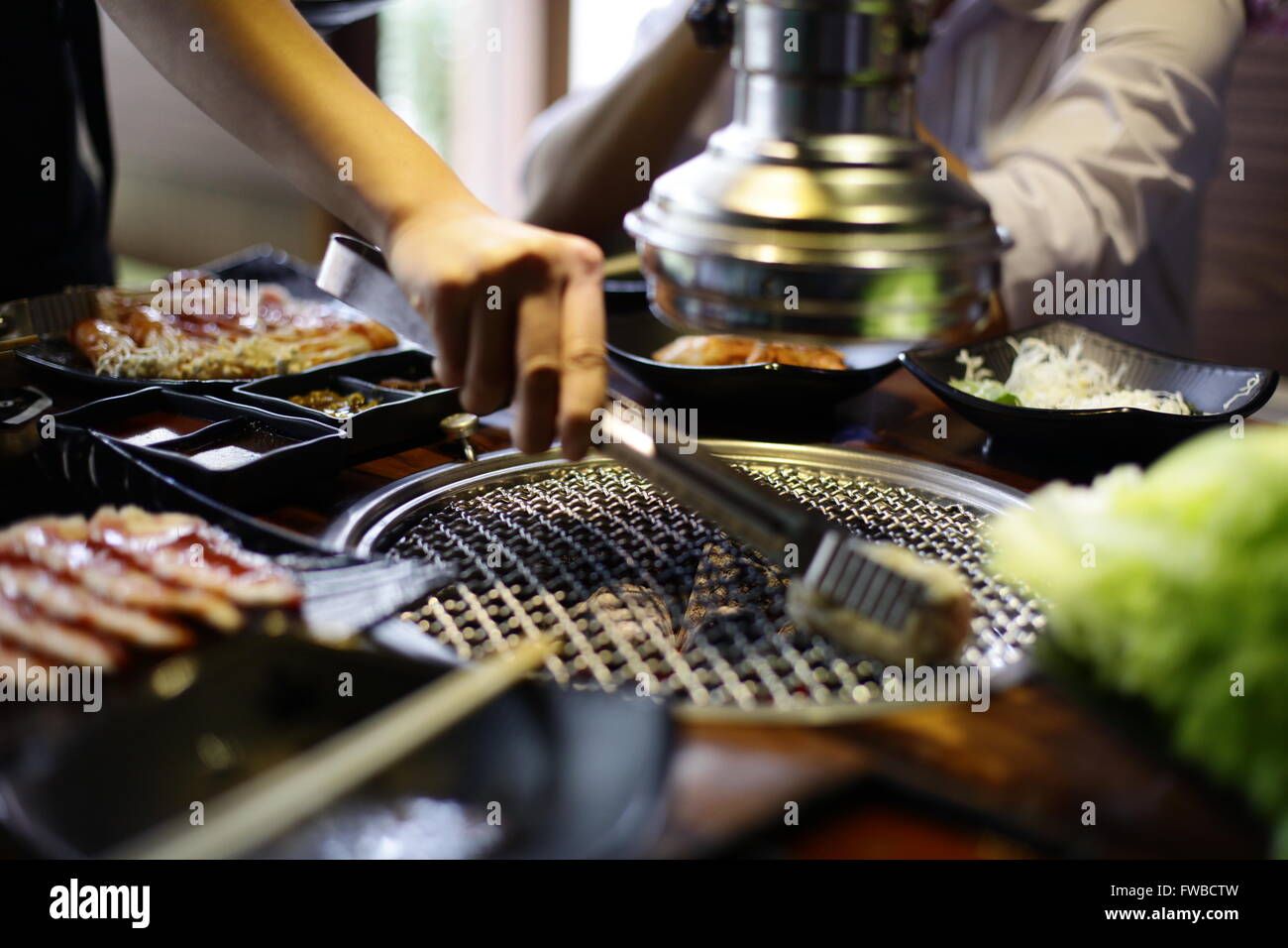 Tranche de boeuf cru pour le barbecue ou le style japonais yakiniku Banque D'Images