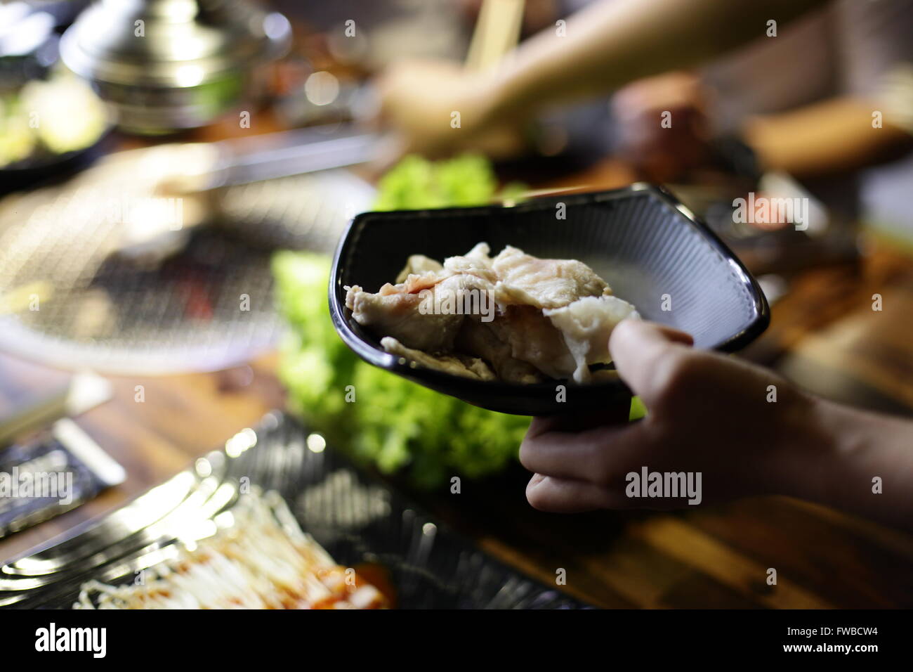 Tranche de boeuf cru pour le barbecue ou le style japonais yakiniku Banque D'Images