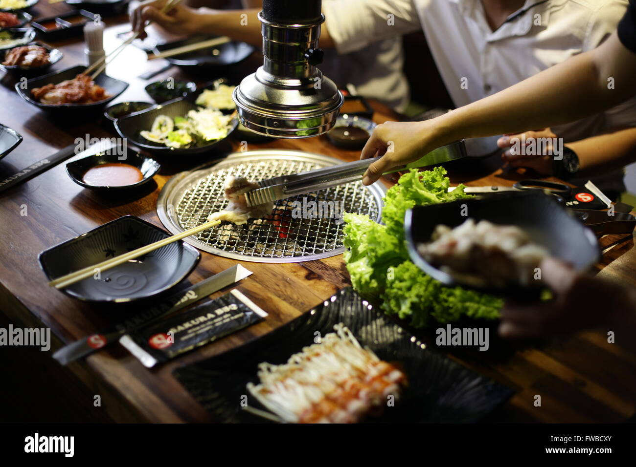 Tranche de boeuf cru pour le barbecue ou le style japonais yakiniku Banque D'Images