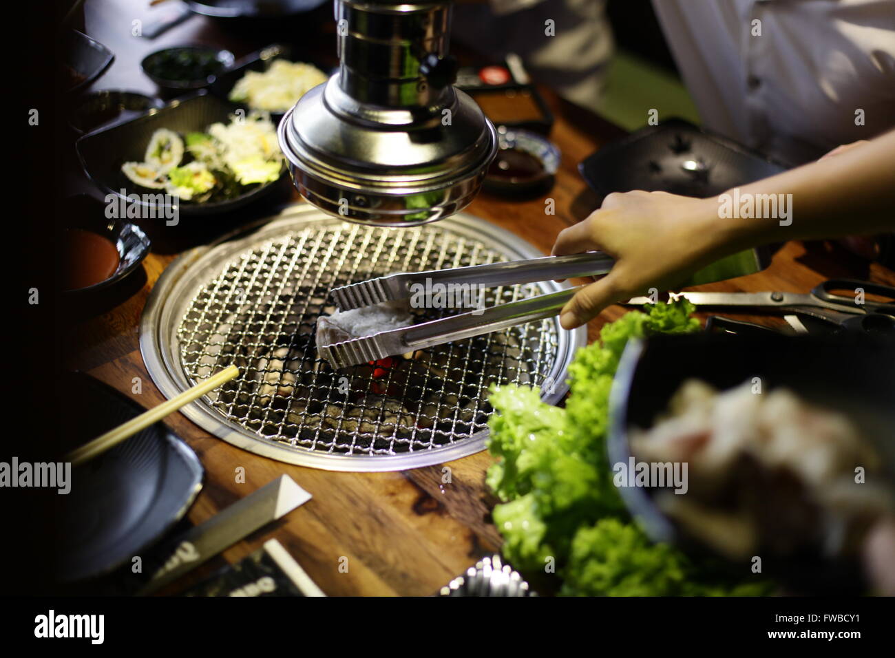 Tranche de boeuf cru pour le barbecue ou le style japonais yakiniku Banque D'Images