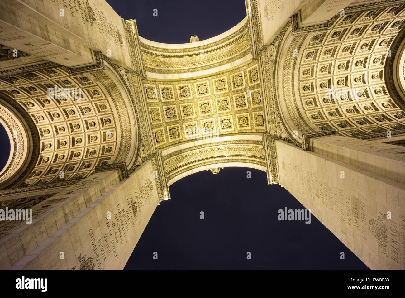 Arc de Triomphe Vue de dessous la nuit Banque D'Images