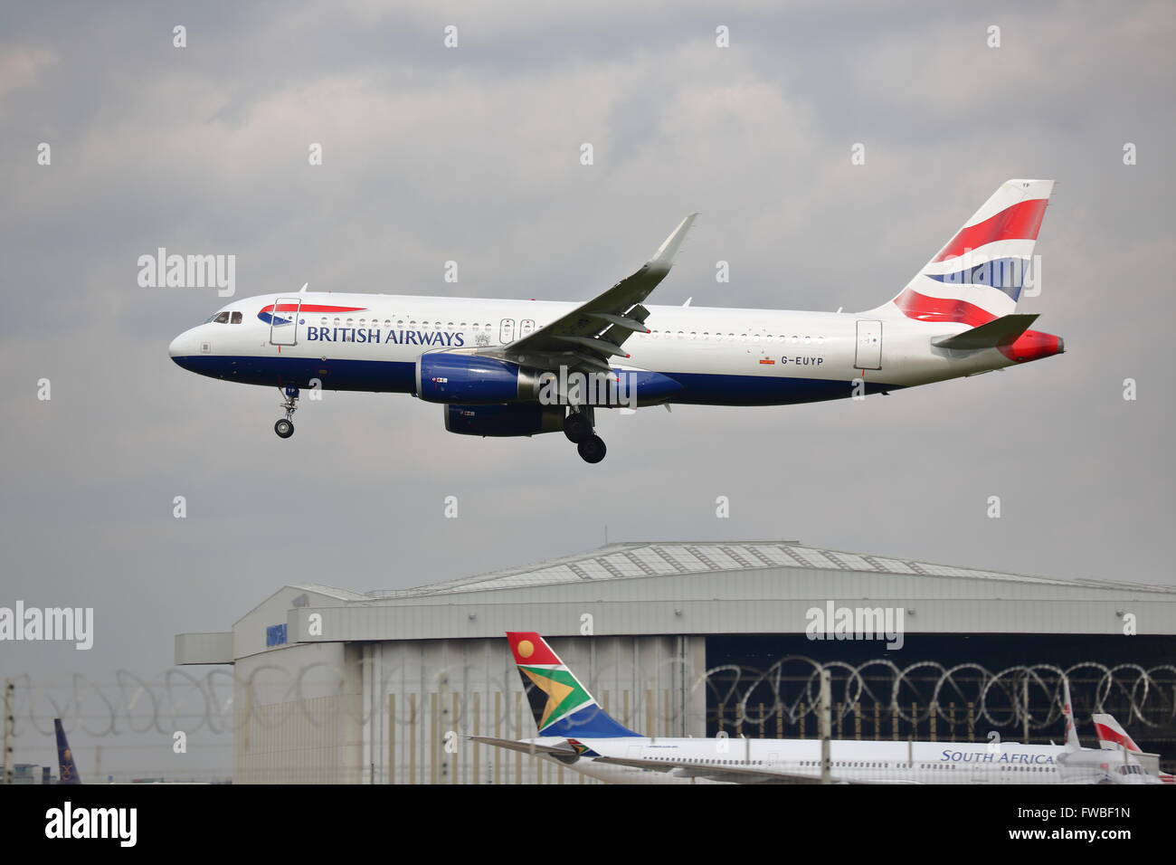 British Airways Airbus A320-232(WL) G-EUYP l'atterrissage à l'aéroport de Heathrow, Londres Banque D'Images