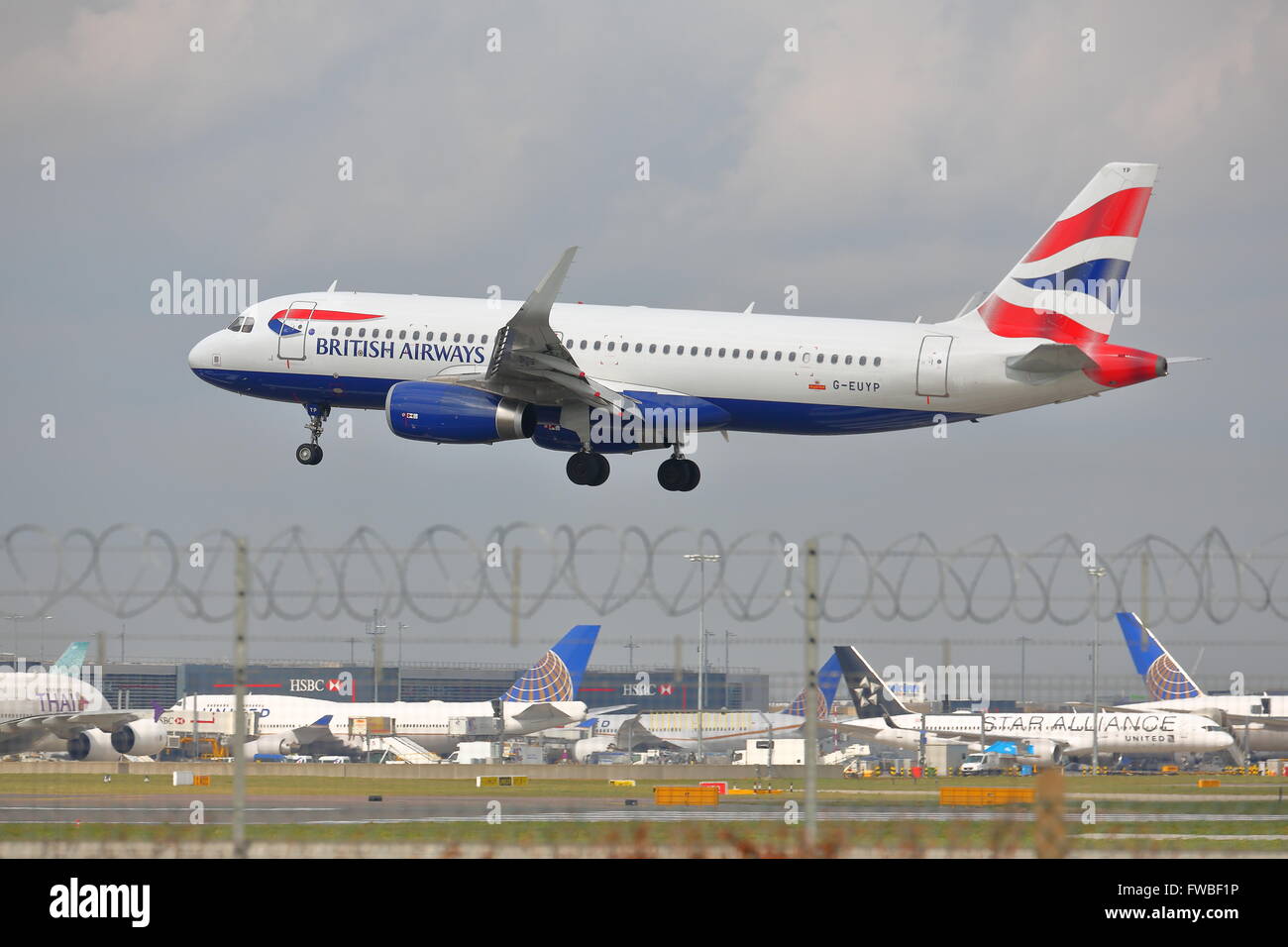 British Airways Airbus A320-232(WL) G-EUYP l'atterrissage à l'aéroport de Heathrow, Londres Banque D'Images