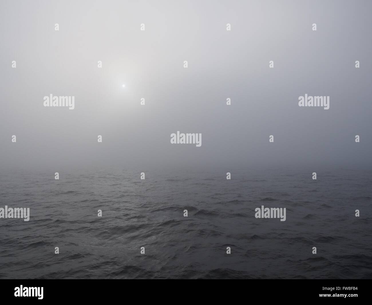 Au-dessus de la mer de brouillard brumeux avec Sun Banque D'Images