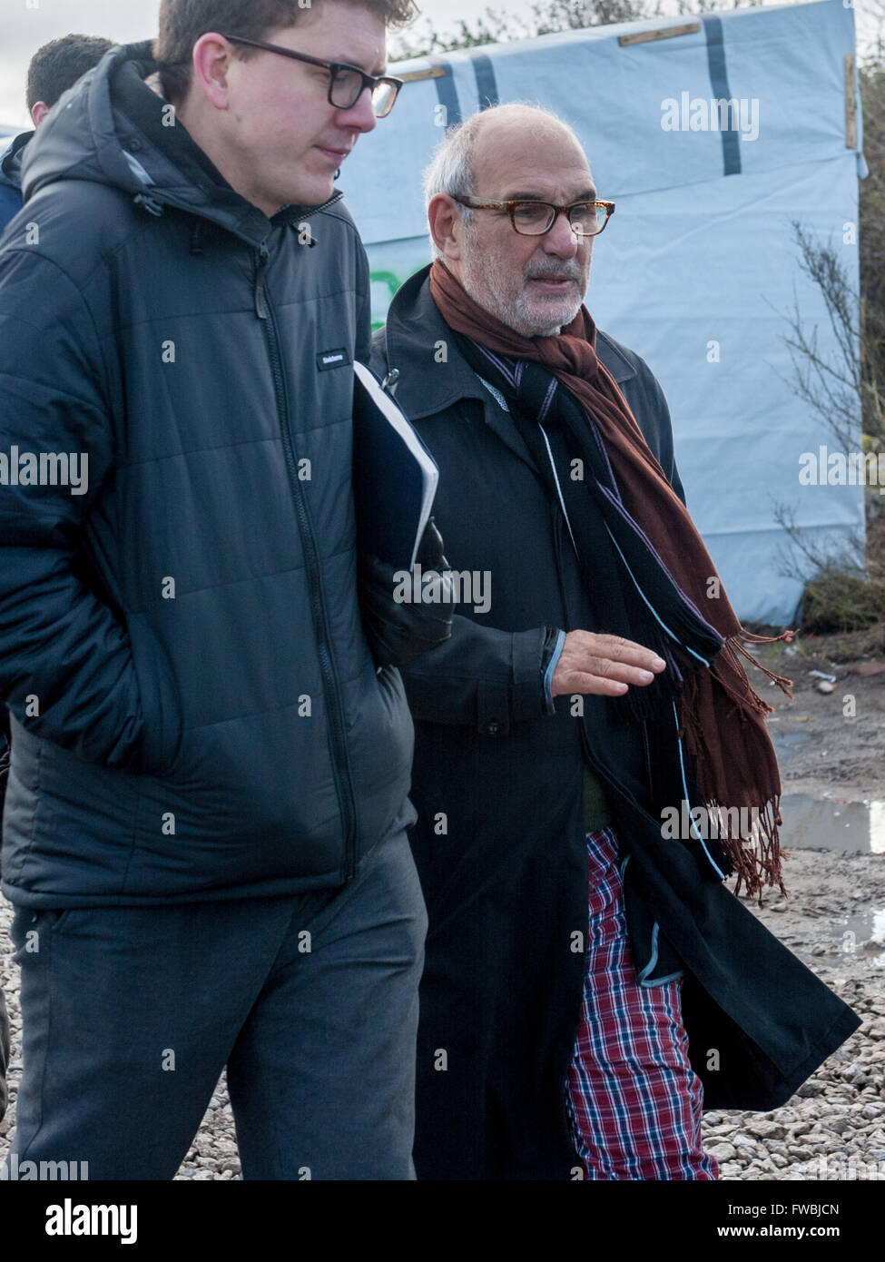 Alan Yentob, présentateur de télévision promenades à travers la jungle ...