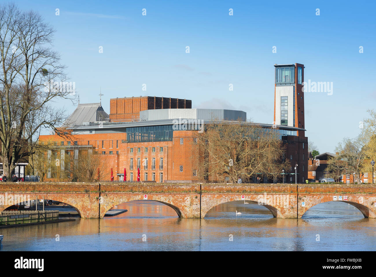 Pont Rivière Avon, le Royal Shakespeare Theatre building situé le long de la rivière Avon, dans le centre de Stratford Upon Avon. Banque D'Images