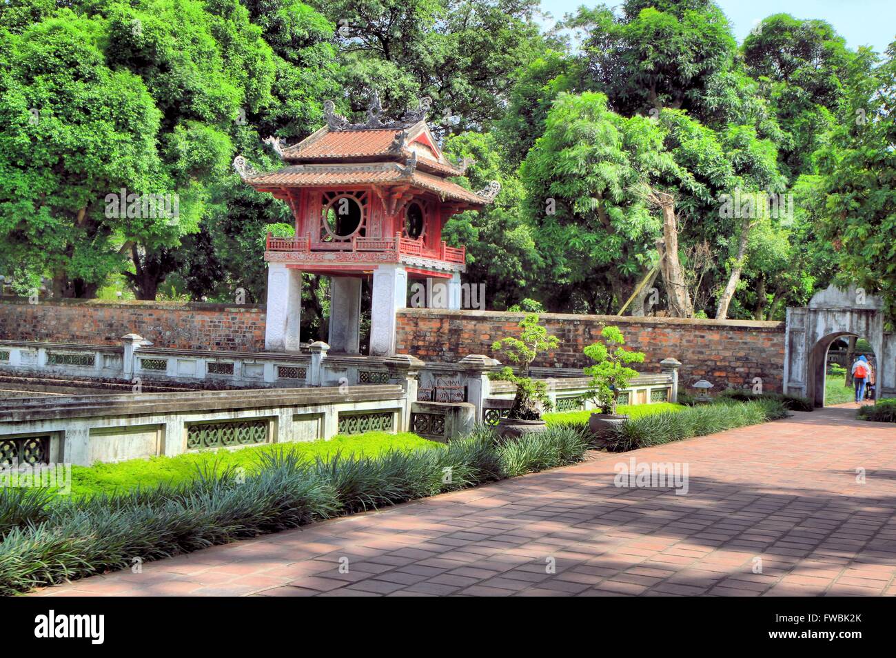 Cour intérieure et tuiles chemin du Temple de la littérature, Hanoi, Vietnam, Asie Banque D'Images