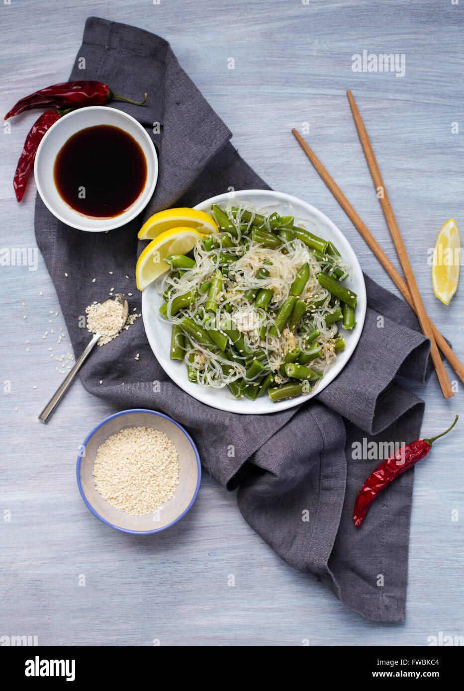 Funchoza cuit avec des haricots verts et de graines de sésame grillées Banque D'Images