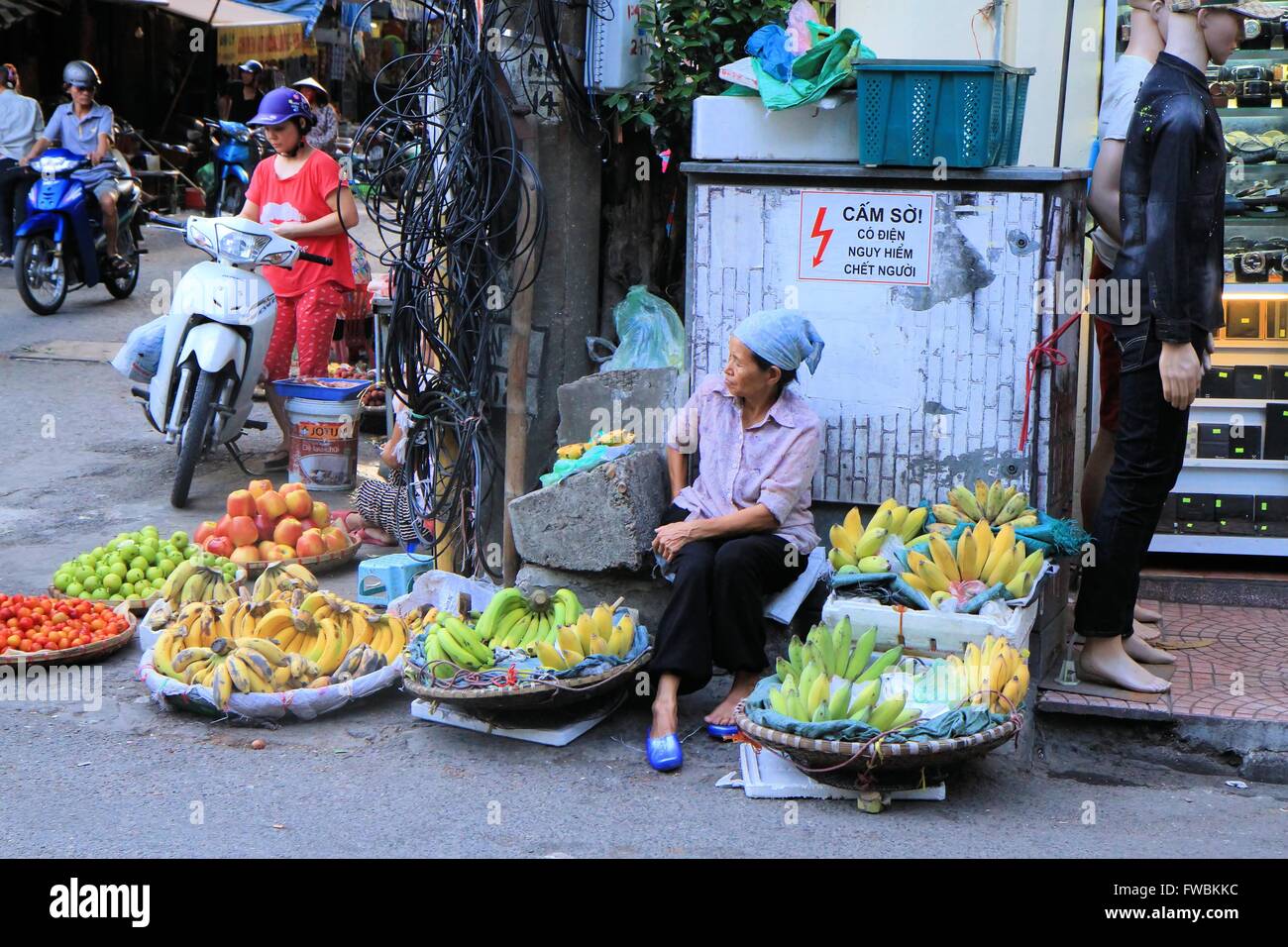 Dame Vietnamian fruits frais de vente de leur location dans le vieux quartier de Hanoi, Vietnam, Asie Banque D'Images