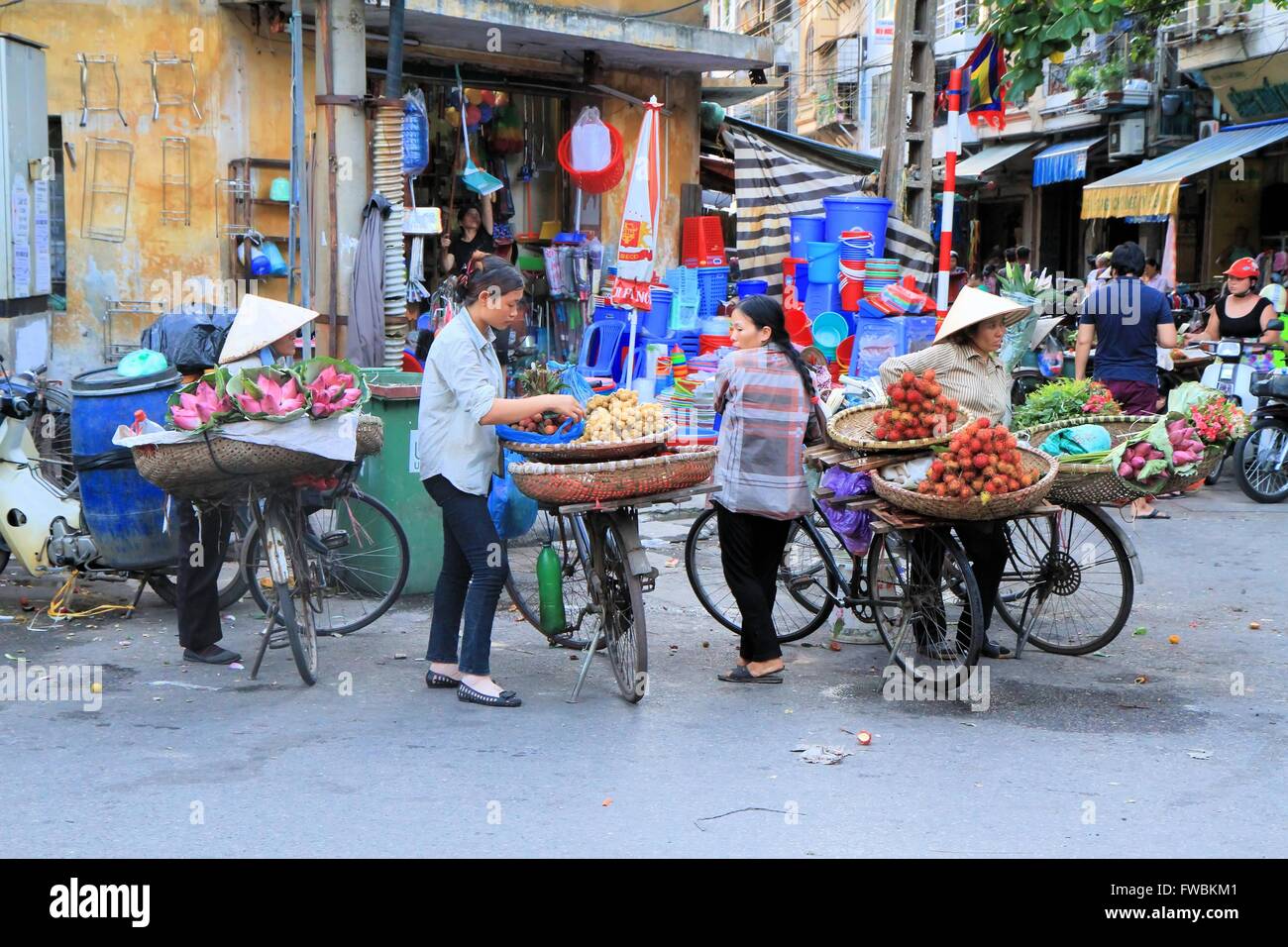 Chers vietnamiens de fruits frais de vente de leur location dans le vieux quartier de Hanoi, Vietnam, Asie Banque D'Images