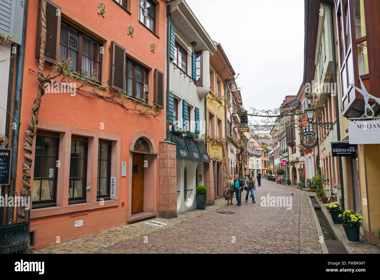 FREIBURG im Breisgau, ALLEMAGNE - le 1 mai 2013 : rue de la vieille ville de Freiburg im Breisgau, une ville dans le sud-ouest de l'Allemagne dans l'état de Bade-Wurtemberg Banque D'Images