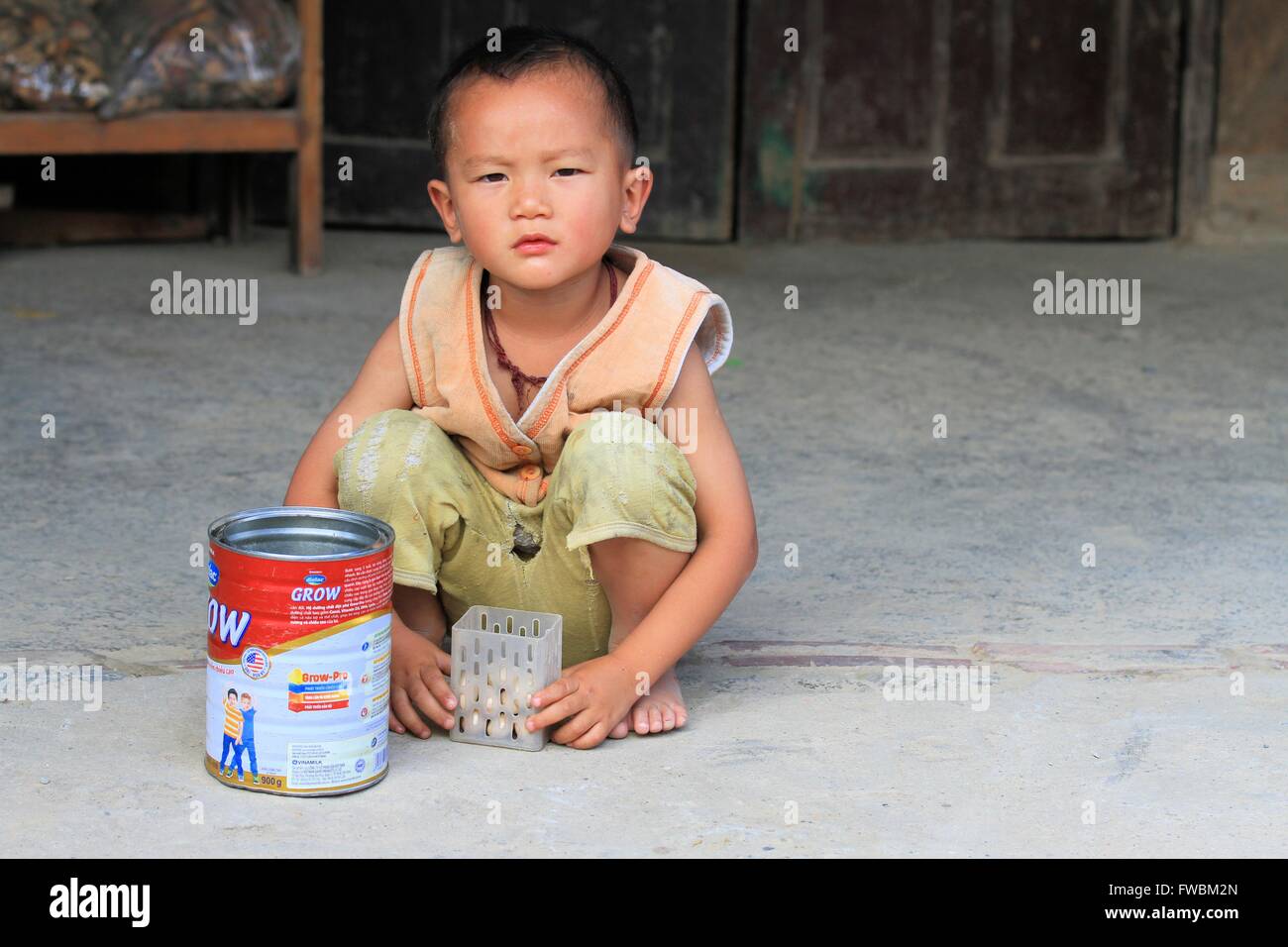 Portrait d'enfant jouant, environs de Sapa, Vietnam, Asie Banque D'Images