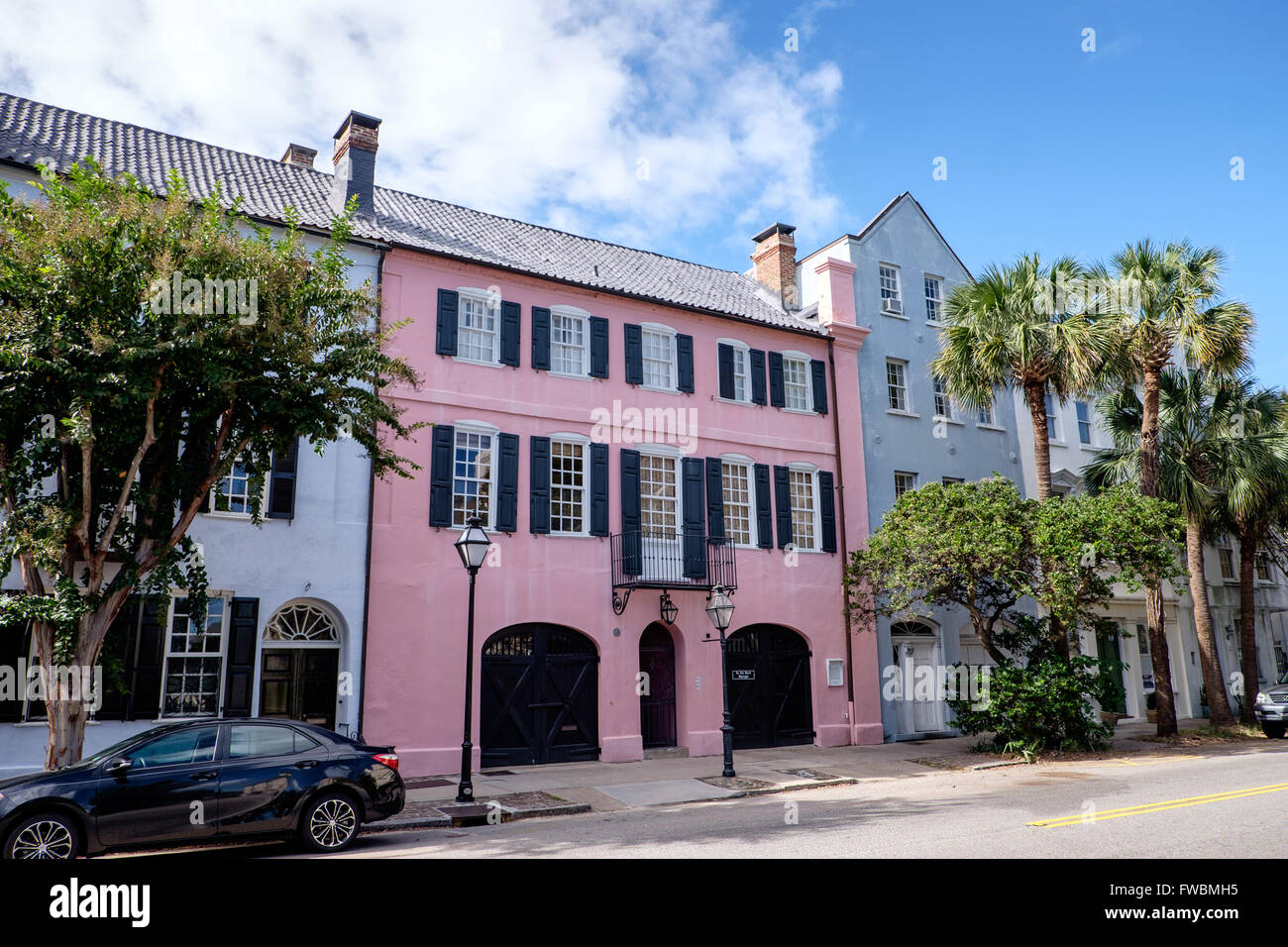 Arc-en-ciel colorés des maisons historiques, rangée, Charleston, Caroline du Sud, USA Banque D'Images