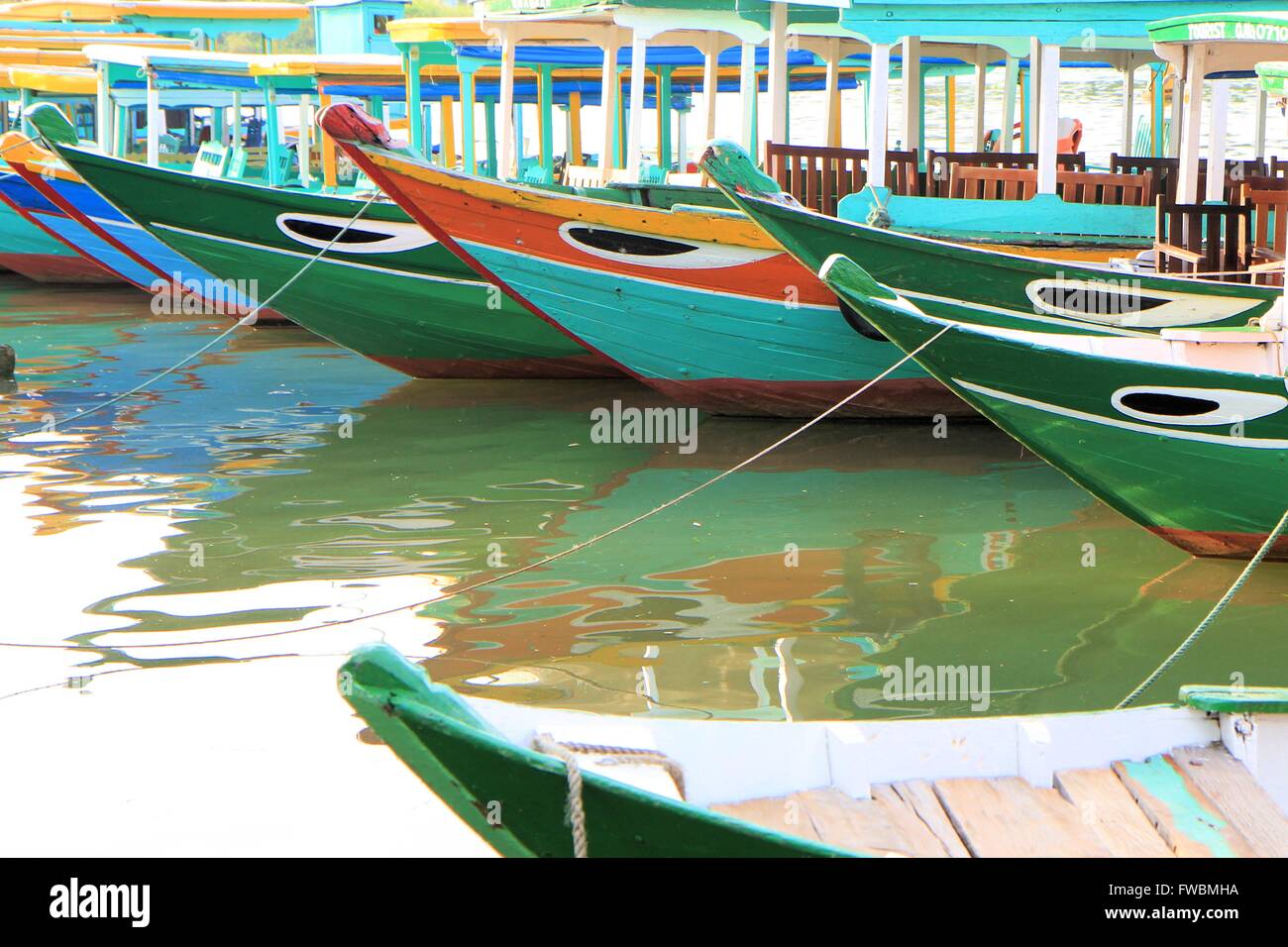 Bateaux colorés sur la rivière, Hoi An, Vietnam, Asie Banque D'Images