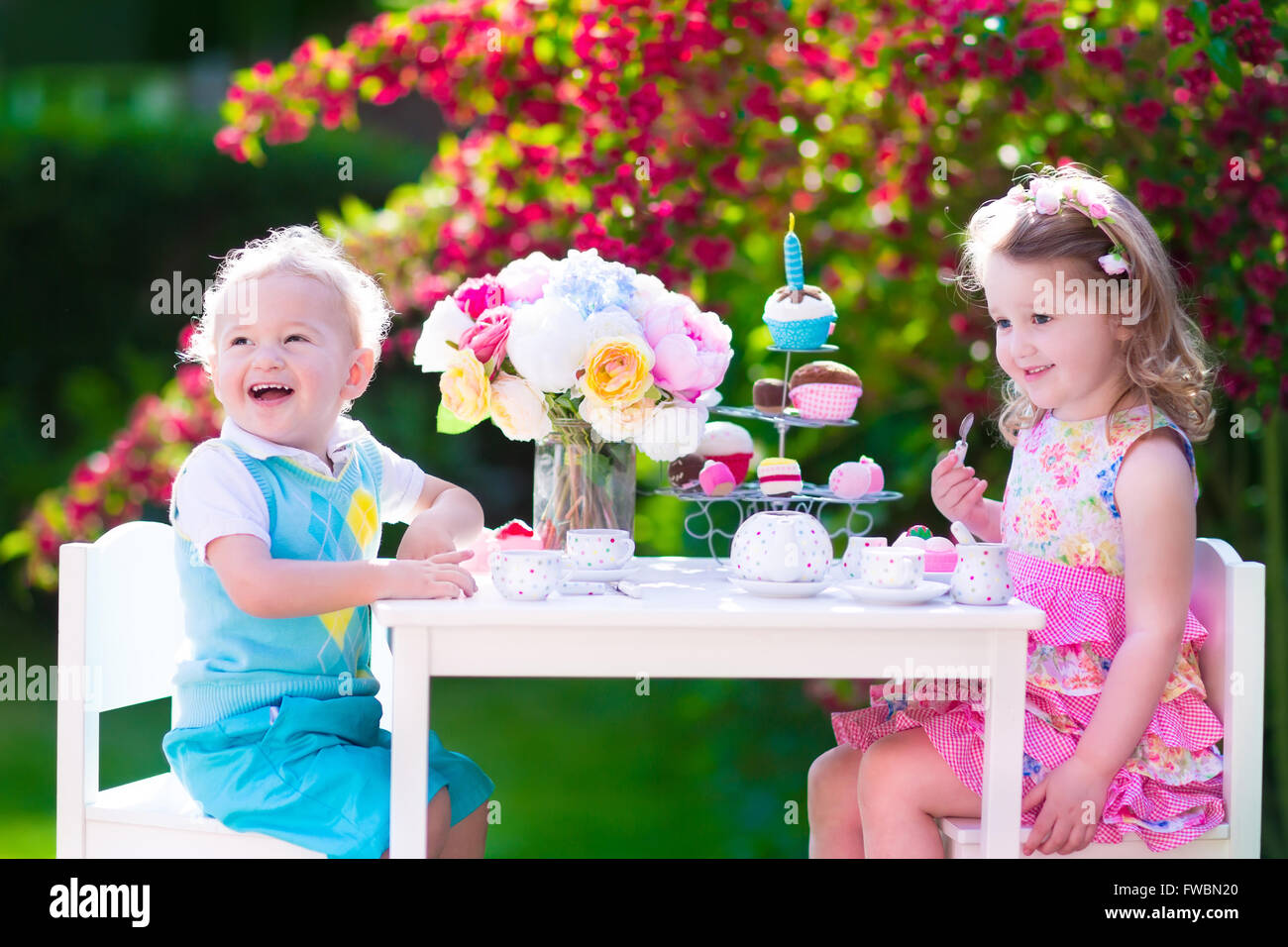 Tea Garden Party Pour Les Enfants L Anniversaire De L Enfant Petit Garcon Et Fille Jouer Piscine De Boire Du Chocolat Chaud Et Manger Un Gateau Photo Stock Alamy