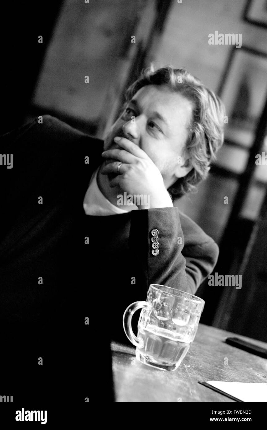 Portrait de l'auteur Pete Brown dans un pub. Pete a écrit plusieurs livres sur la bière et le cidre Banque D'Images