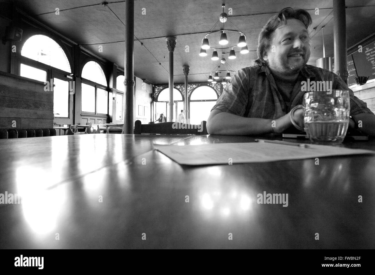Portrait de l'auteur Pete Brown dans un pub. Pete a écrit plusieurs livres sur la bière et le cidre Banque D'Images