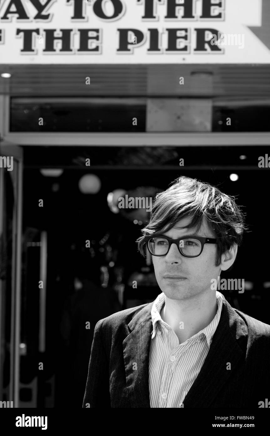 Portrait d'auteur Travis Elborough sur la jetée de Brighton. Travis est un écrivain largement publiées, dont les œuvres : Wish You Were Here et l'Angleterre sur la mer. Banque D'Images