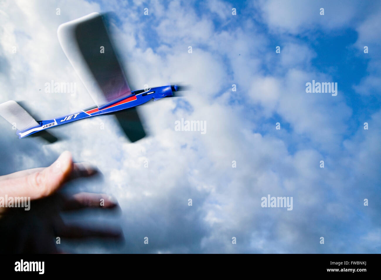 Modèle ou avion en papier lancés inot le ciel avec des nuages en l'air d'aéronefs motorisés prend son envol les pierres part peut être vu dans le coin de l'image. apportant avec elle un sens de l'amusement et l'enfance paper planes sont généralement associés avec les enfants mais peut aussi indiquer un simple formulaire de transport en utilisant l'énergie éolienne et l'énergie de l'air seul. Banque D'Images