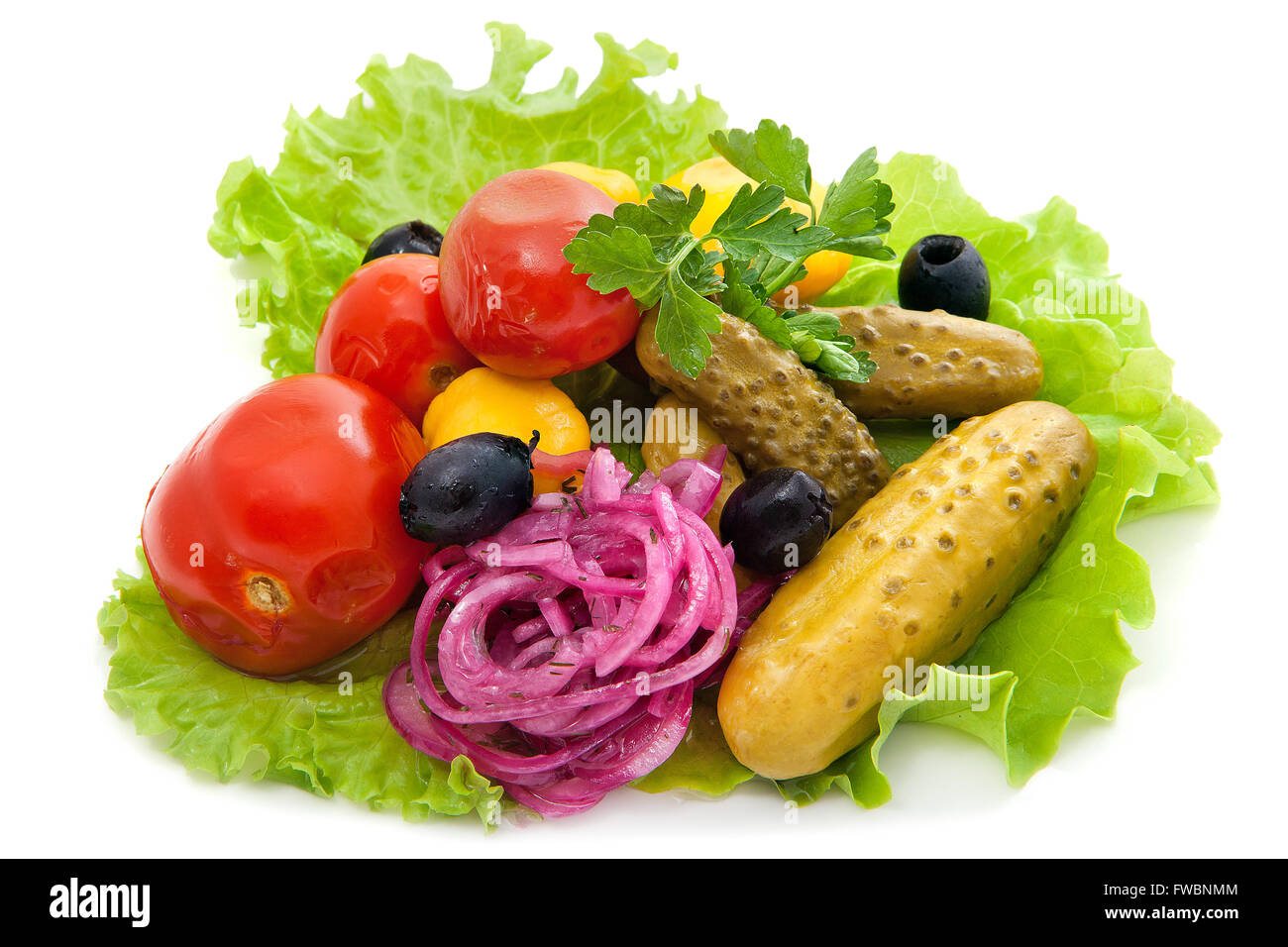Antipasto mixte russe collation, portion : cornichons, olives, tomates, oignons, fines herbes, persil, squash, isolé sur fond blanc Banque D'Images